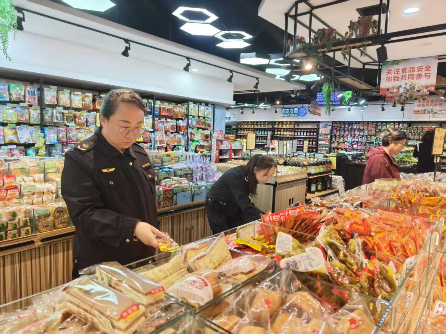 凤县市场监督管理局 节日护航“不打烊” 计量监管“亮明灯” 商超经营显规范